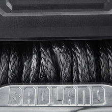 Cargar imagen en el visor de la galería, Cabrestante de 12,000 lb con cuerda sintética y control remoto inalámbrico - BADLAND APEX
