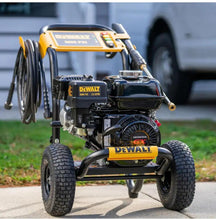 Cargar imagen en el visor de la galería, Lavadora a presión de gas y agua fría de 3600 PSI y 2.5 GPM con motor Honda - Dewalt
