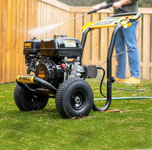 Cargar imagen en el visor de la galería, Lavadora a presión de gas y agua fría de 3600 PSI y 2.5 GPM con motor Honda - Dewalt
