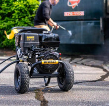 Cargar imagen en el visor de la galería, Lavadora a presión de gas y agua fría de 4400 PSI 4.0 GPM con motor Honda GX390 - Dewalt
